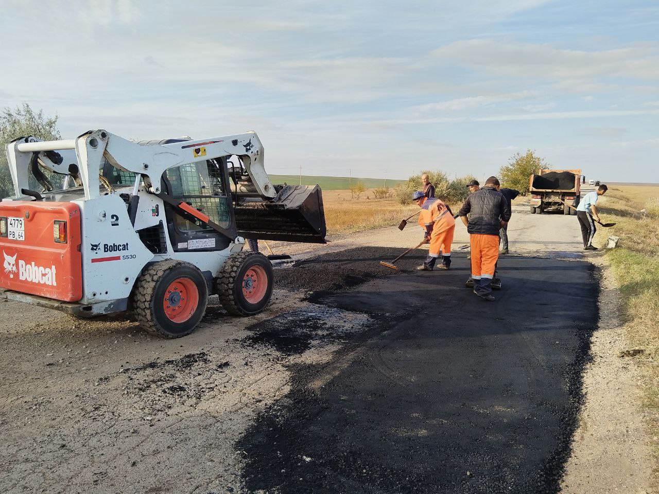 В Дергачевском районе при поддержке губернатора ремонтируют автоподъезды к селам